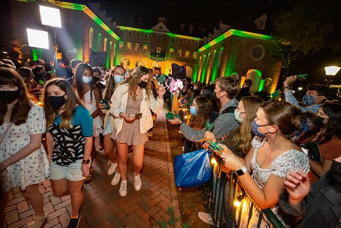 New students are greeted by members of the W&M community as they make their way to the Sunken Garden.