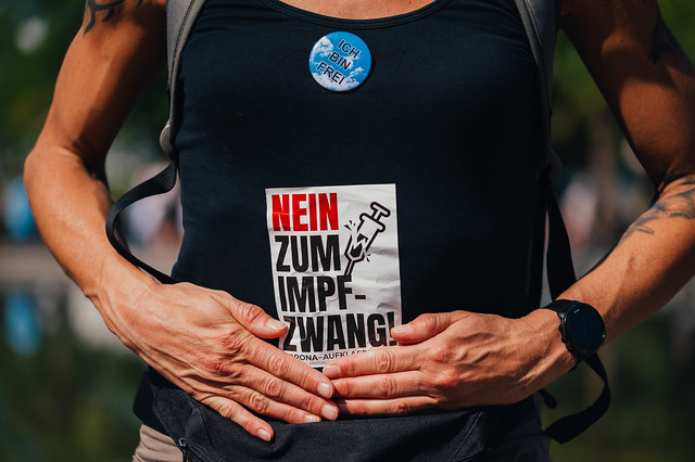 Demonstrantin trägt T-Shirt mit Botschaft gegen Impf-Zwang