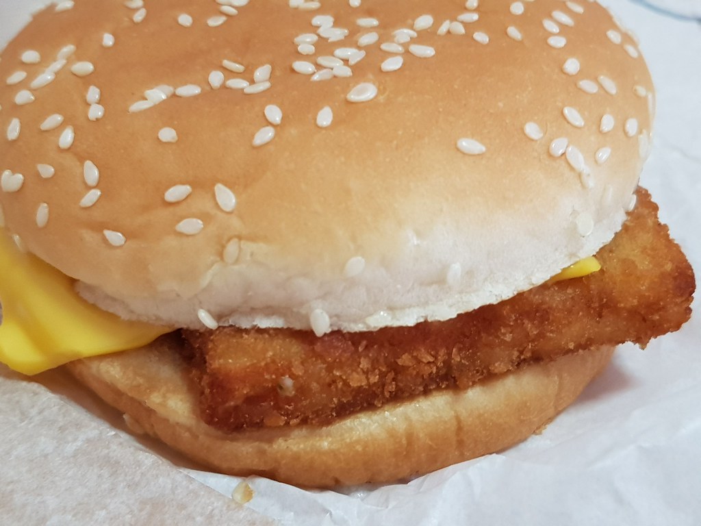 (魚柳漢堡 Fish Fillet Burger) 外賣包四個漢堡套餐 Take-away Bundle 4 Burgers Set rm$25, 三色薯條 Tri-color Fries rm$5.90 & 香蕉派 Banana Pie rm$2.99 @ 漢堡王 Burger King USJ10