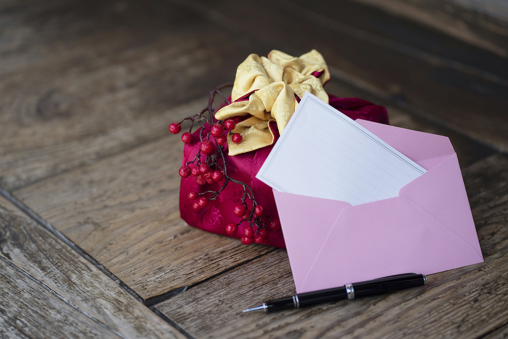 A present and letter sitting together for Chuseok.