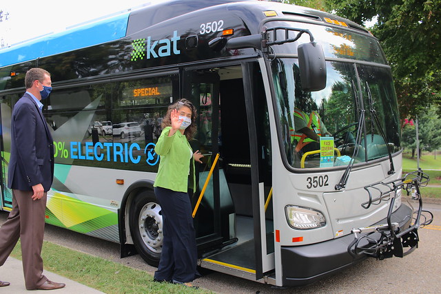 Mayor Kincannon introduces Knoxville's first all-electric bus