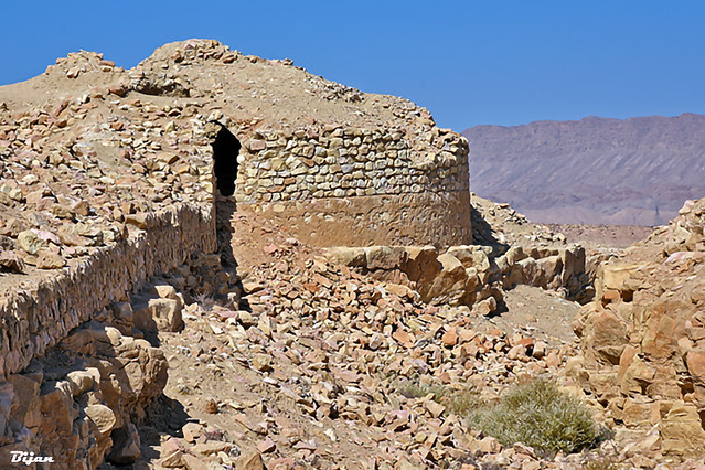 Lār : Cave and Ancient Castle of Ghadmgāh - لار : زیارتگاه و دژ باستانی قدمگاه