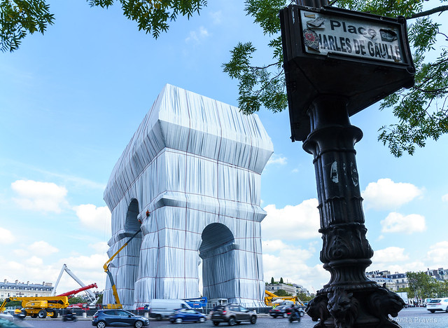 Christo and Jean-Claude: L'Arc de Triomphe empaqueté / wrapped, 2021