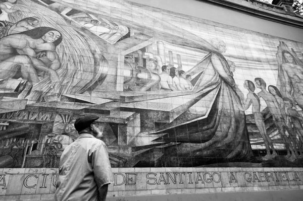el mural y Fernando Daza Osorio su autor foto de 1990
