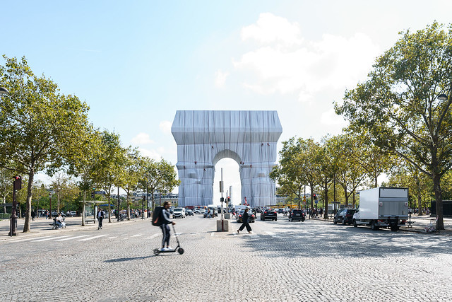 Christo and Jean-Claude: L'Arc de Triomphe empaqueté / wrapped, 2021