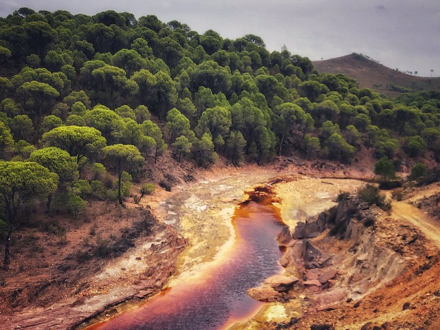 El río Tinto visto desde el ferrocarril turístico minero