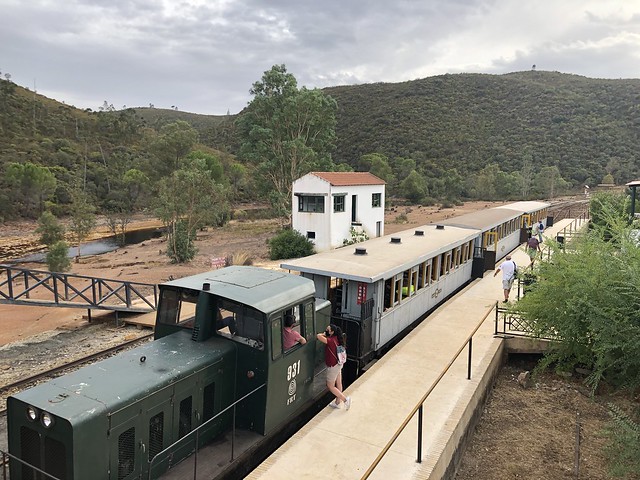 Estación de los Frailes con el ferrocarril turístico minero (Parque minero de Riotinto)