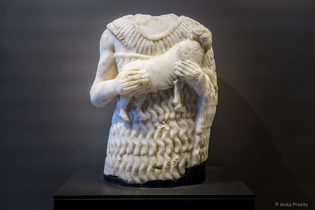 Porteur de chevreau / Man bearing a young goat, c 2300 BC