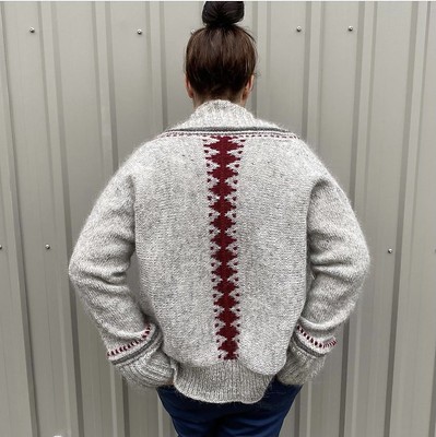 Wow! I love Jen (@seaturtlecraftco)’s finished Letho by Natasja Hornby. Yarn is Istex Lettlopi.