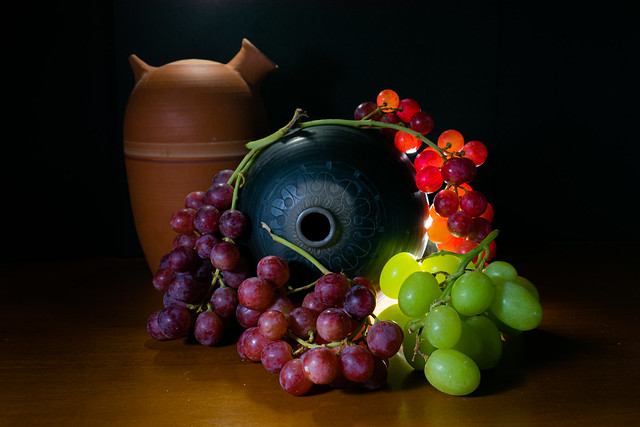 Bodegón clásico con uvas. Classic still life with grapes