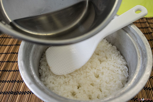 Mezcla vinagre de arroz con el arroz
