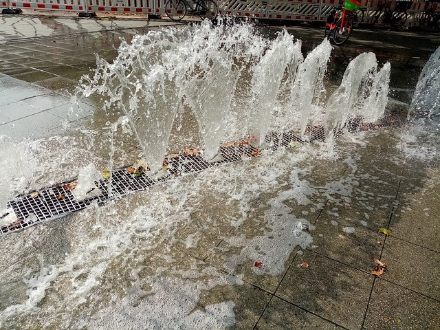 kleine Wasserspiele auf dem Bahnhofsvorplatz