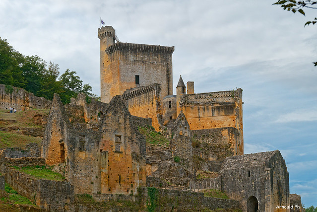 Château de Commarque construit sur des troglodytes et des grottes.