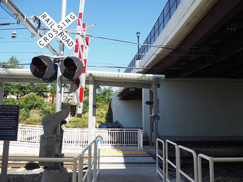 Grade crossing at East 79th (Red) from the entrance