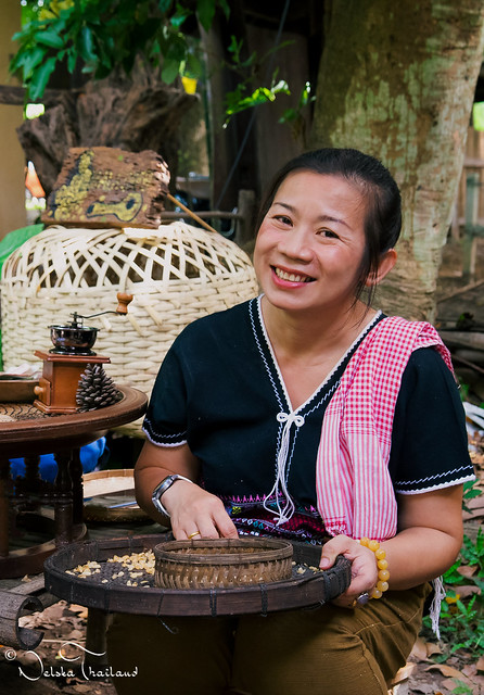 Lovely smile - Chiang Mai traditional market - Thailand