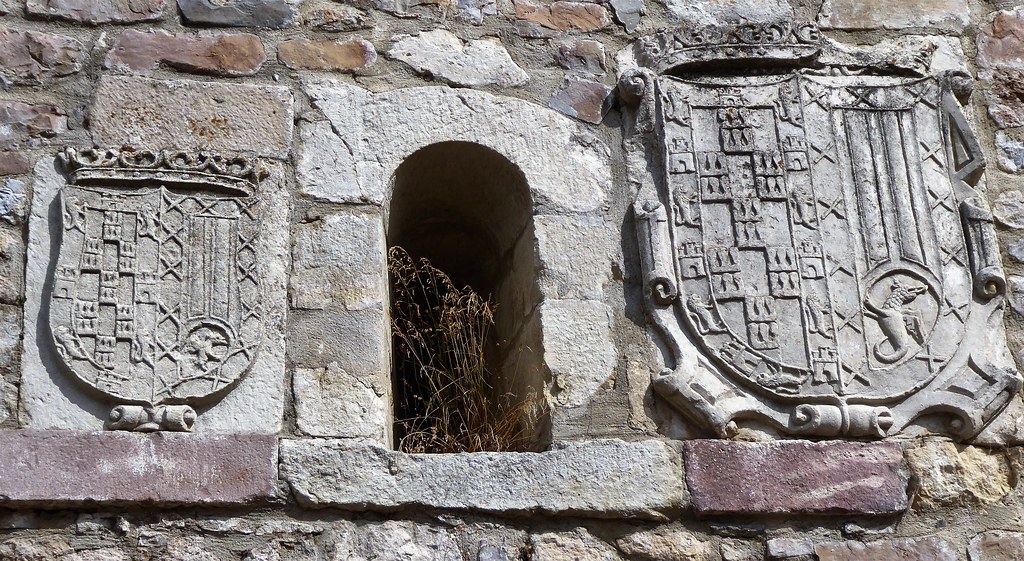 Santa María de Redondo (Palencia-España). escudos en muro de la Iglesia