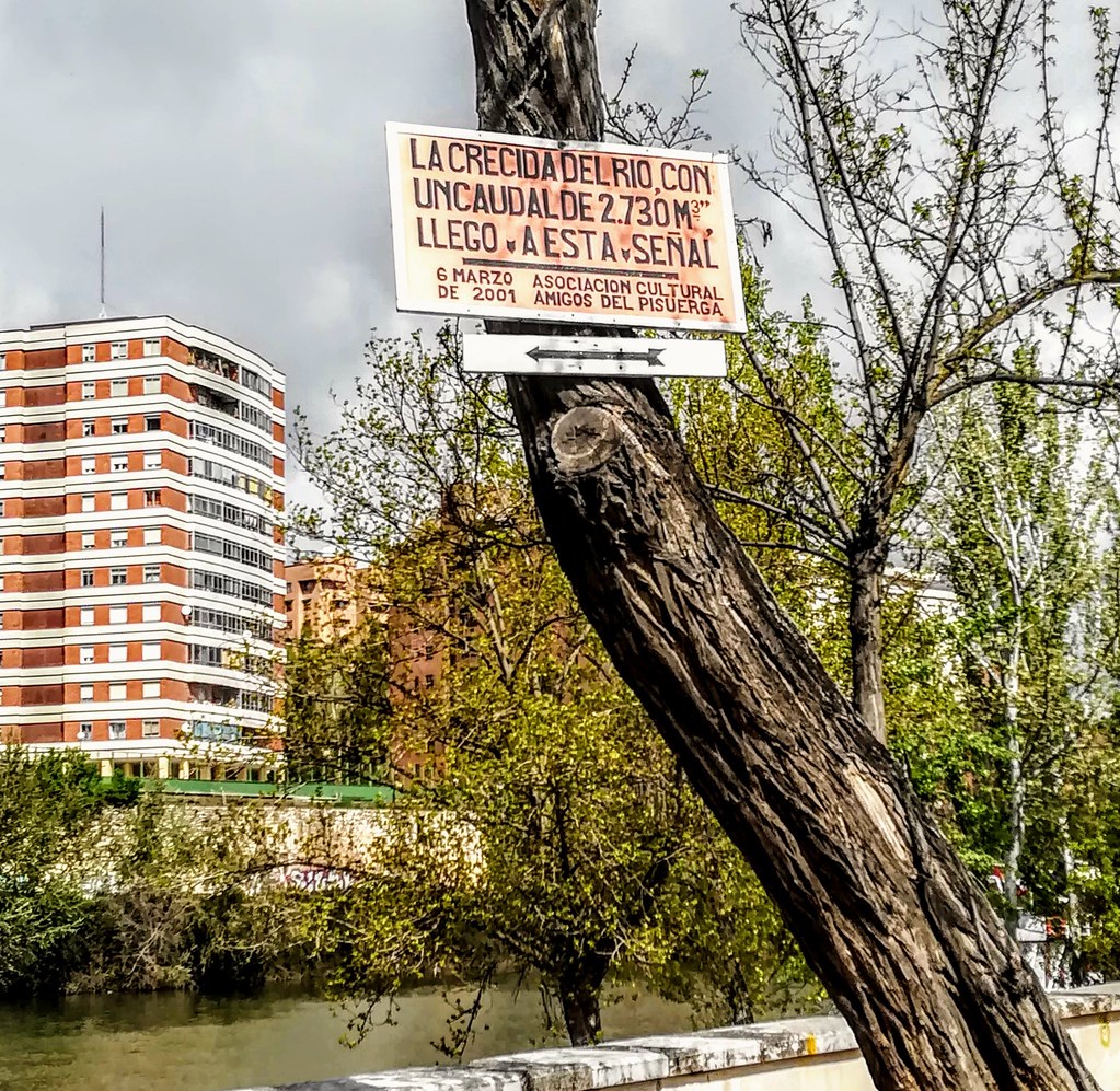 Valladolid y su río Pisuerga. Cartel indicativo de hasta donde llegó el agua en el año 2001