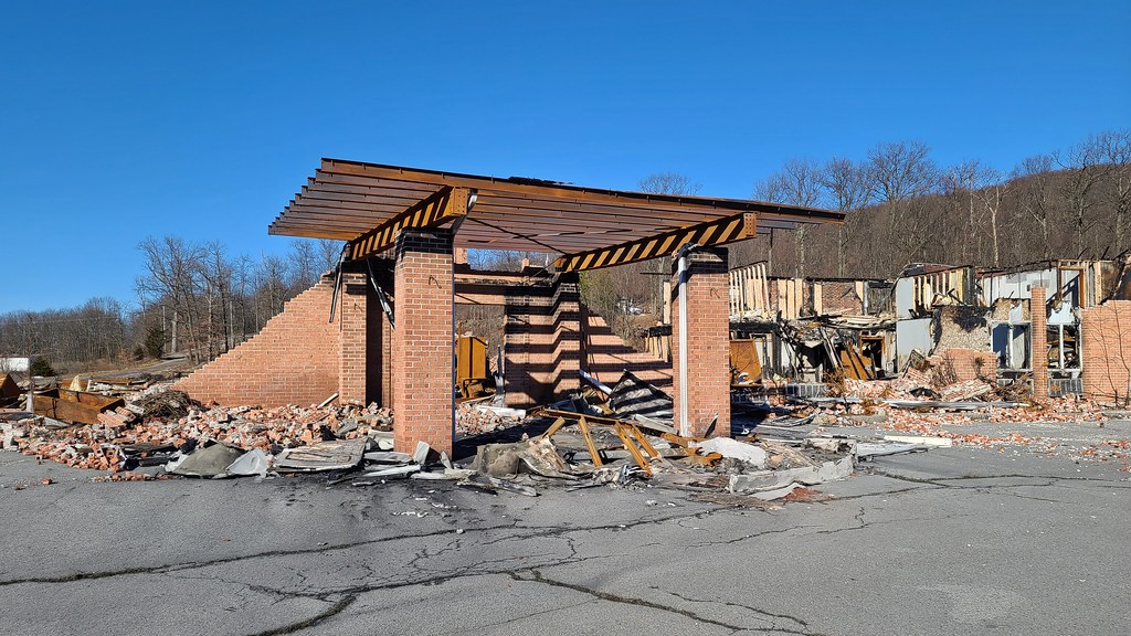 Burned out Days Inn near Warfordsburg, Pennsylvania [05]