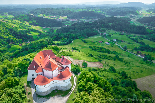 castle traveldestinations remotelocation medieval highangleview landscapescenery offthebeatenpath colorimage croatia balkans famousplace idyllic tranquilscene beautyinnature travel tourism outdoors nopeople architecture horizontal croatianculture aerialview europe dronepointofview desinić krapinazagorje