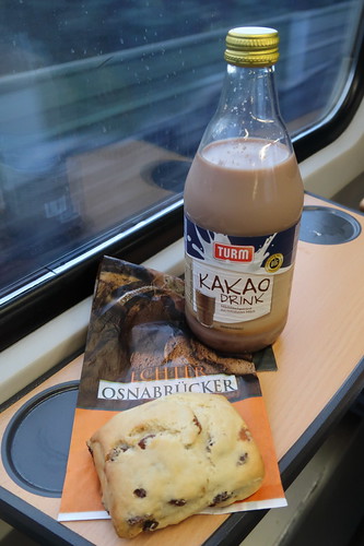 Quarkrosinenbrötchen mit Kakao Drink als Frühstück im Zug (auf der Fahrt nach Flensburg)