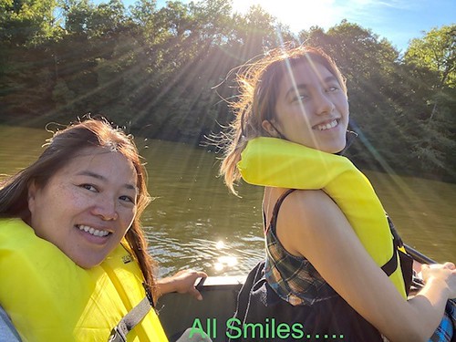 Hannah Montalvo '25 and her mom, Linda Wan, go canoeing on Lake Matoaka.