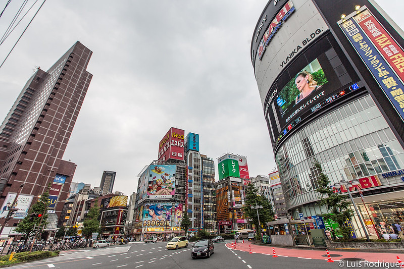 El edificio Yunika Vision en Shinjuku, a la derecha de la imagen