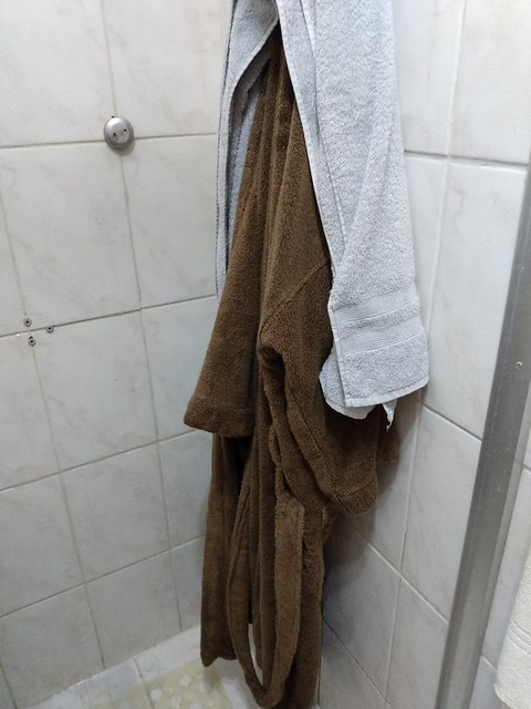 Roupão de banho - Bathrobe - Un peignoir - Bata de baño - バスローブ - 浴衣 https://www.instagram.com/p/CUYIQEMlmfR/