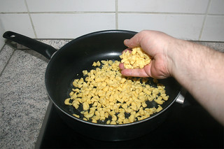 06 - Put spaetzle in pan / Spätzle in Pfanne geben