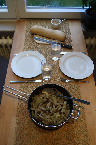 Fenchel mit getrockneten Tomaten und Ciabatta (Tischbild)