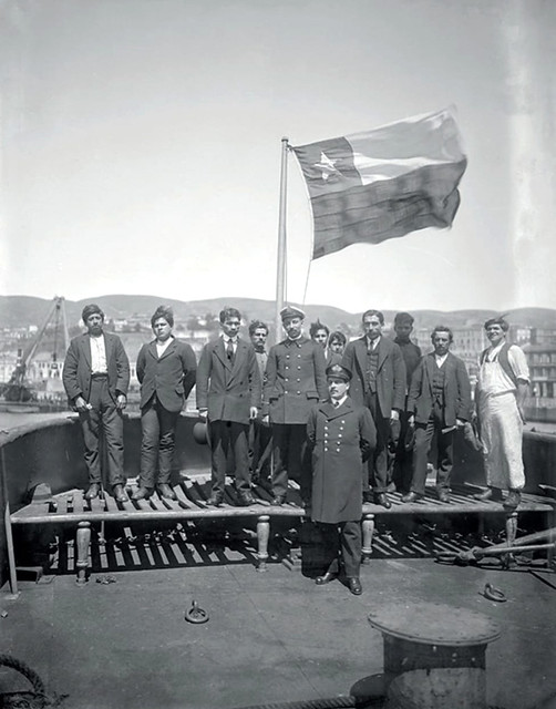 El Piloto Luis Pardo Villalón y su tripulación en popa de la Yelcho que fue al rescate del Endurance 1916