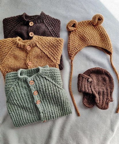 Veronica (@xov.knits) knit this cute newborn trapper hat, shown here with the baby knits she made for her own youngest!!
