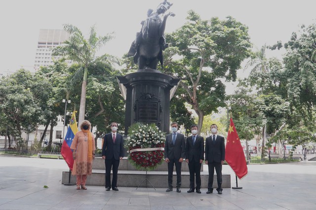 Ofrenda Floral ante la Estatua Ecuestre del Libertador “Simón Bolívar”, con motivo de la celebración del 72° aniversario de la Fundación de la República Popular China