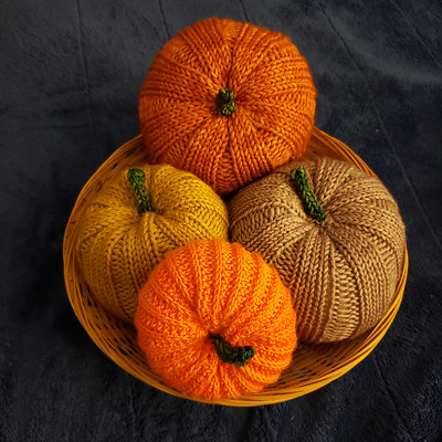Thanksgiving is coming up quickly, are you planning to knit some decorative pumpkins? These are the KNIT Pumpkins by Sara Heckman knit by katejones982 on Ravelry!