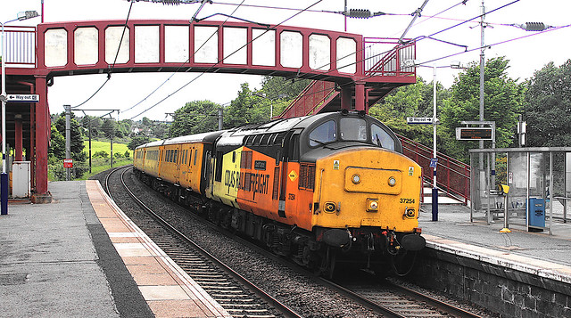37254 heading the PLPR test train through Curriehill station on 9th June 2021