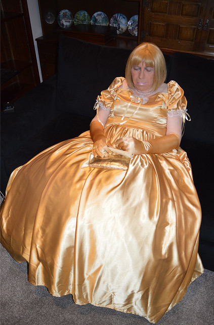 Miss Barbie in gold US civil war dress 05 less caption
