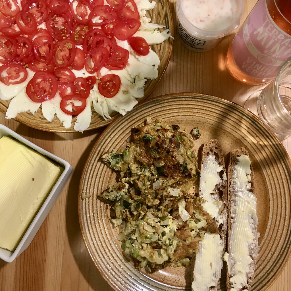 „Abendbrot“: Brot, Butter, Rührei, Tomate, Mozzarella. Por… | Flickr