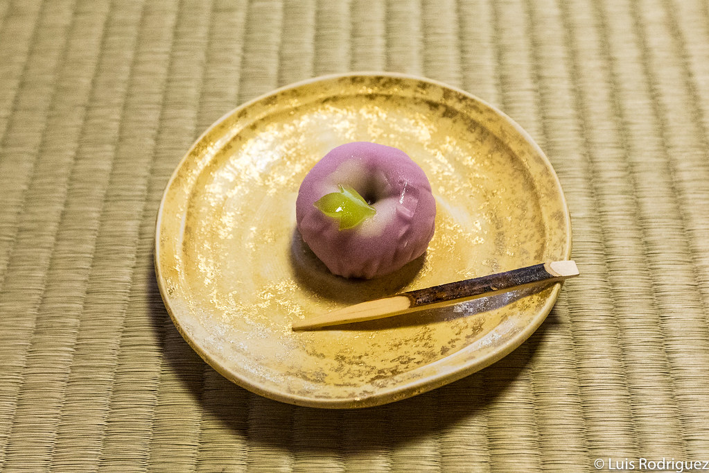 Precioso dulce en una ceremonia del té en Uji