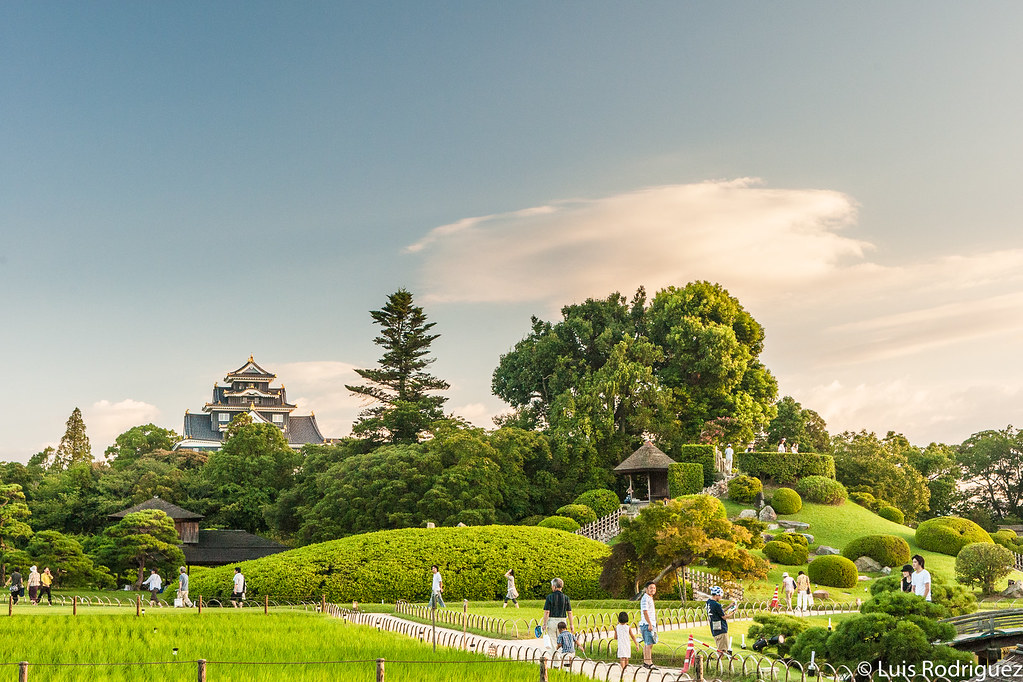 Los jardines de Okayama con el castillo al fondo