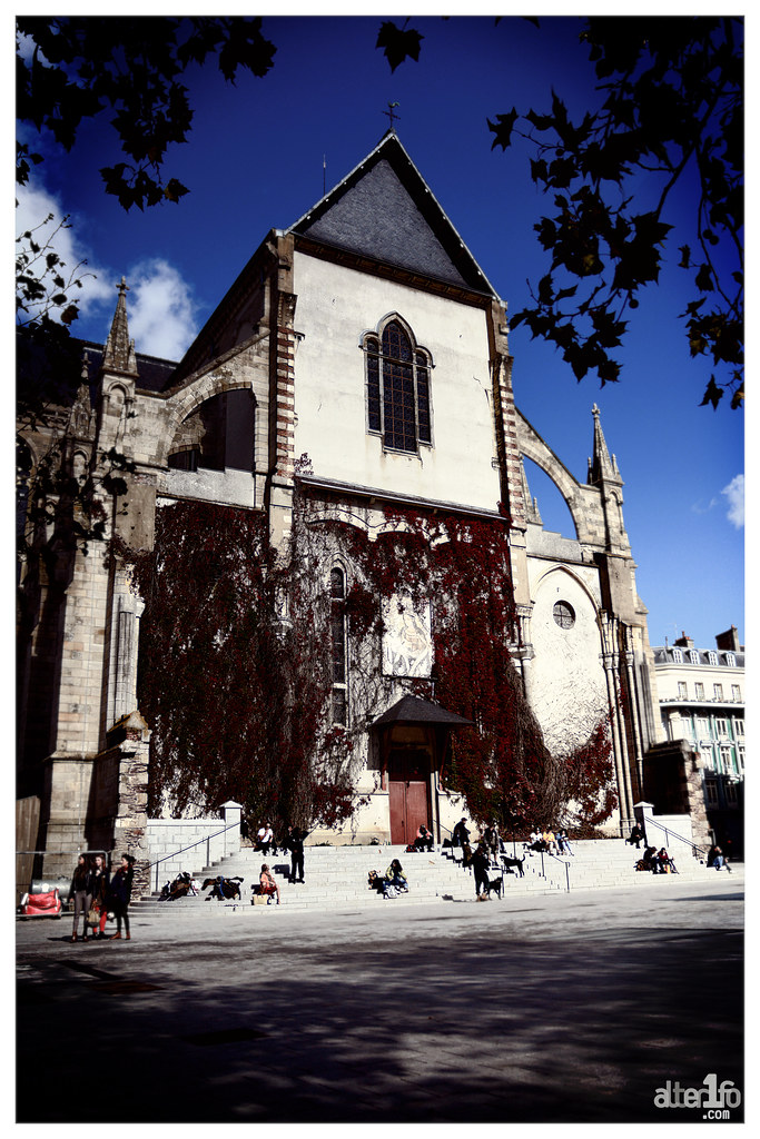 [03 octobre 2021] – Un jour, une photo : Les marches de l’église Saint-Aubin enfin libérées !