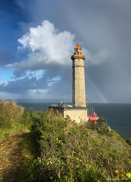 Le phare de Sainte Anne du Portzic effleuré par une averse