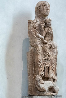 Ursprünglich an der Stirnwand des Nordschiffs angebrachte Madonnenfigur mit Kind über einem Löwen, um 1200