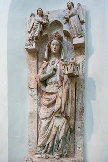 Gotische Grabplatte der Plektrudis mit Modell von St. Maria im Kapitol, 1280/90-1300