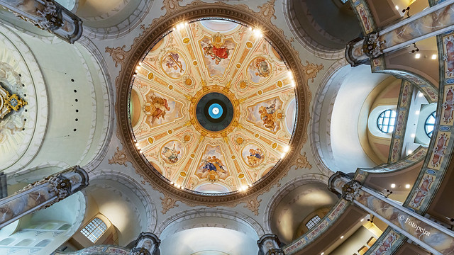 Ein Blick an die Decke in der Frauenkirche Dresden