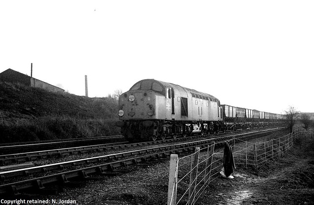 NMR062-EEVF.E2822-D537-1960, Class 40, No.40100, (Shed Code HM, Healey Mills), at Beighton Meadows-Beighton Fields-23-04-1977