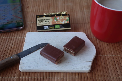 Kleine Tafel "Haselnuss Marzipan"-Schokolade von Zotter zum Feierabendkaffee