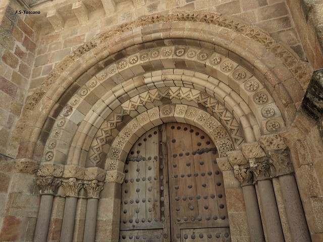 Puerta Norte. Iglesia de San Pedro,  3. Ávila.