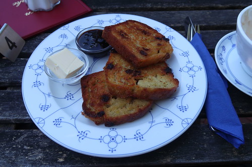 Westfälischer Kastenpickert mit Rosinen, Butter und Rübenkraut (meine Portion)