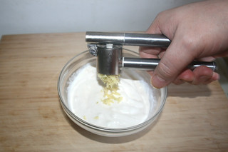 08 - Squeeze garlic in bowl / Knoblauch dazu pressen