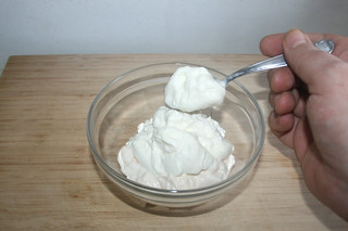 06 - Put mayonnaise & sour cream in bowl / Mayonnaise & Sauerrahm in Schüssel geben