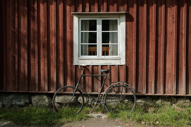 The window and the old bike